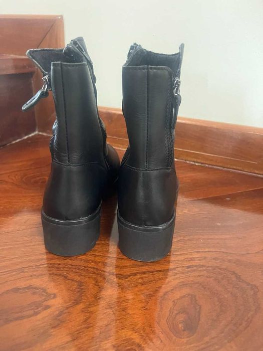 Botas de salto com forro acolchoado na cor preta em tamanho 38,40