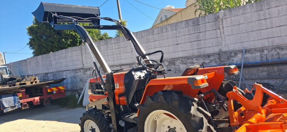 Tratror kubota com carregador frotal
