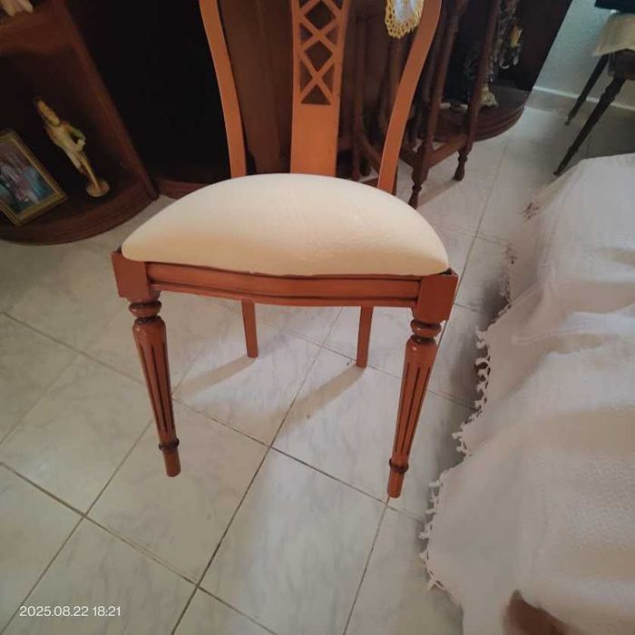 Cadeira em cerejeira Forrada a Pele temos seis