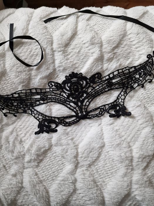 Czarna koronkowa maseczka maska na oczy ażurowa wenecka sensualna