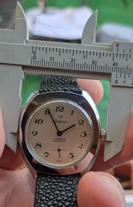 Relógio mecânico vintage Latino.