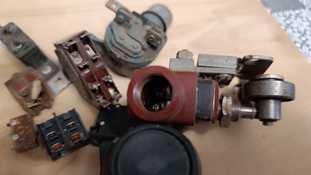 Тумблери, кнопки, перемикачі, включатель