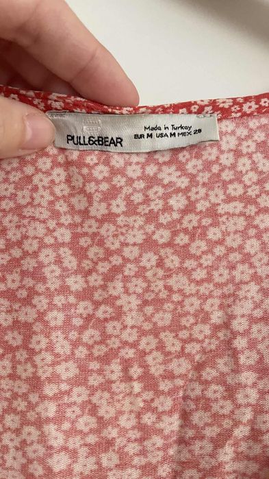 czerwona letnia sukienka w drobne kwiatki Pull&Bear rozmiar M