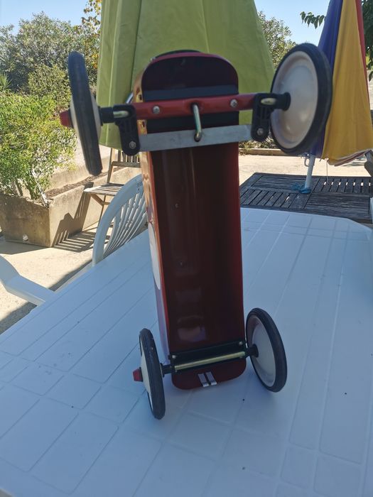 Carrinho de criança um chapa, antigo mas totalmente funcional.