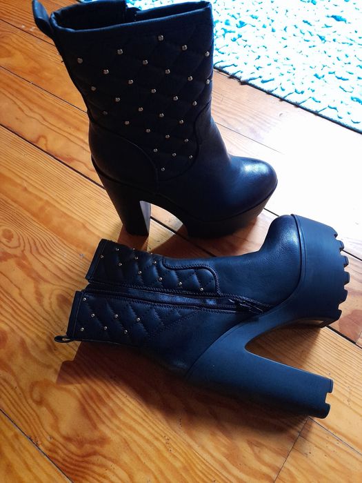 Botas pretas de salto alto