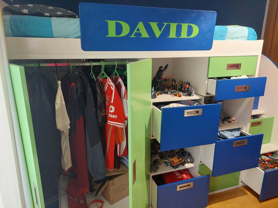 Cama com móvel e gavetas