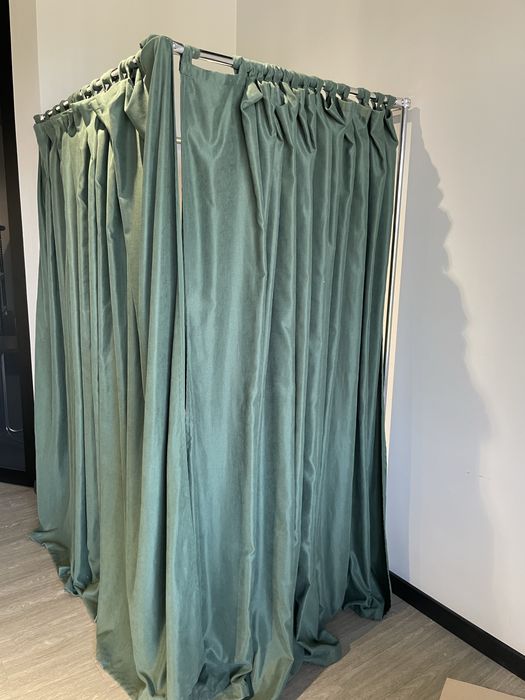 Штори, зеленого кольору, можуть йти в примірочну