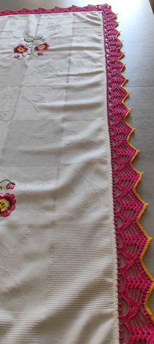 Toalha de Mesa Bordada com Acabamento em Crochê
