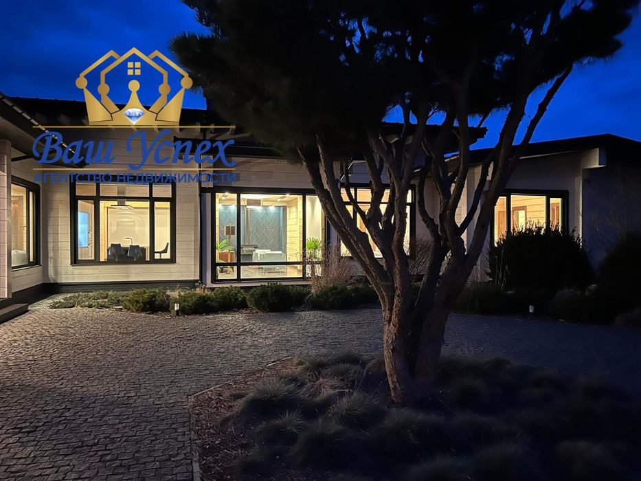 Продажа современного дома в городке с выходом на озеро.