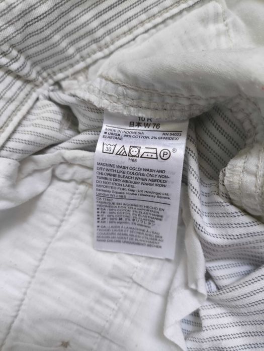 Укороченные джинсы-герлфренды из ткани с мелкой полоской от бренда GAP