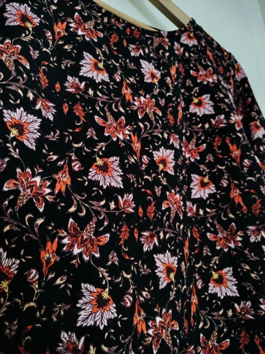Blusa leve com padrão floral • M