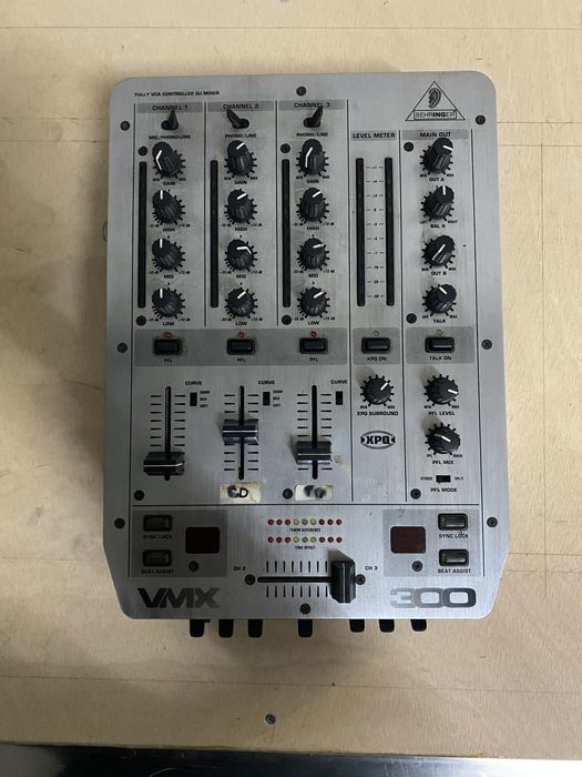 Mesa de mistura BEHRINGER VMX300