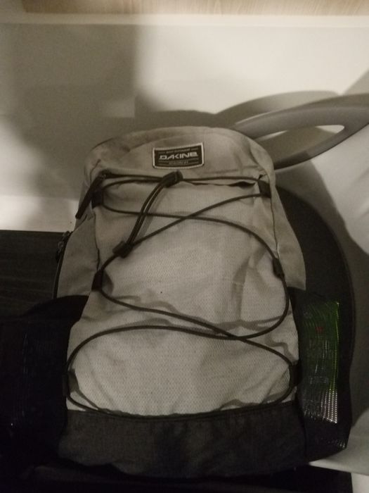Muchila de costa marca Dakine em bom estado