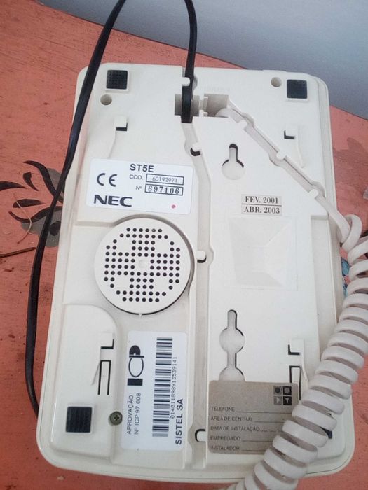 Telefone fixo de 2001 (com teclas)