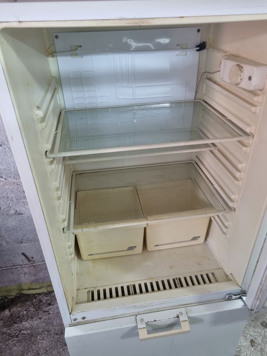 Продам трехкамерний холодильник.