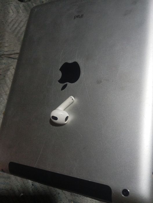 Продаю AirPods 3 правий