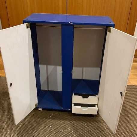 Antigo roupeiro em madeira para a boneca Nancy