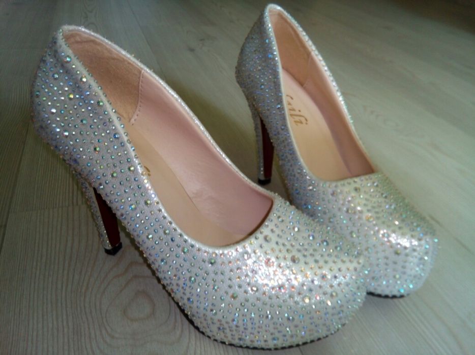 Нові святкові туфлі зі стразами на підборах, червона підошва