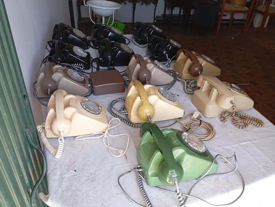 Telefones de disco verde,  cremes cinzentos e pretos