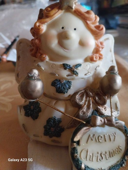 Caixa muito original e anjinho de natal.