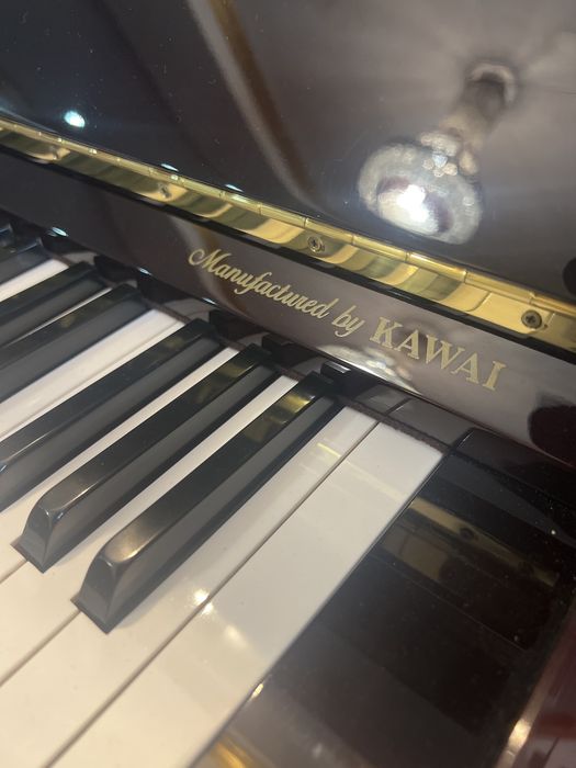 Piano vertical fabricado japao märchen com sistema silent da kawai