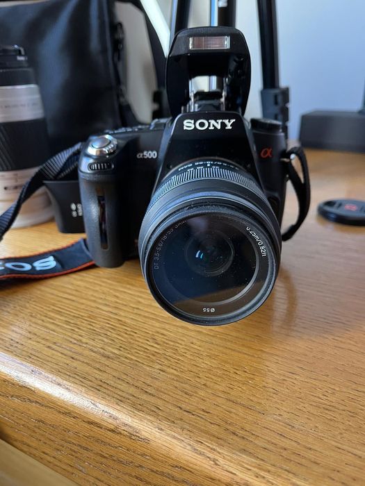 Máquina fotográfica Sony A500 + lente Kónica Minolta 75-300 + tripé Manfrotto MKC3-H01