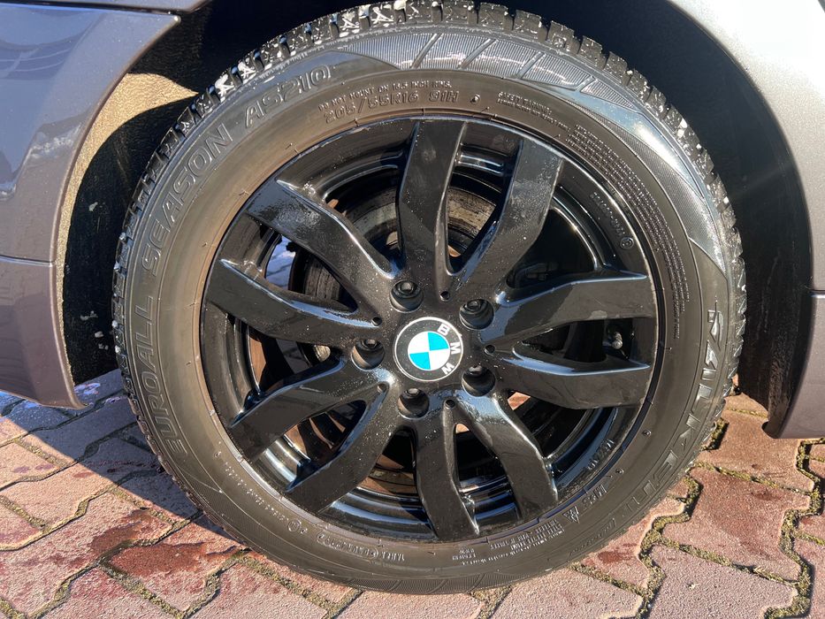 Czarne koła BMW 16" z oponami.