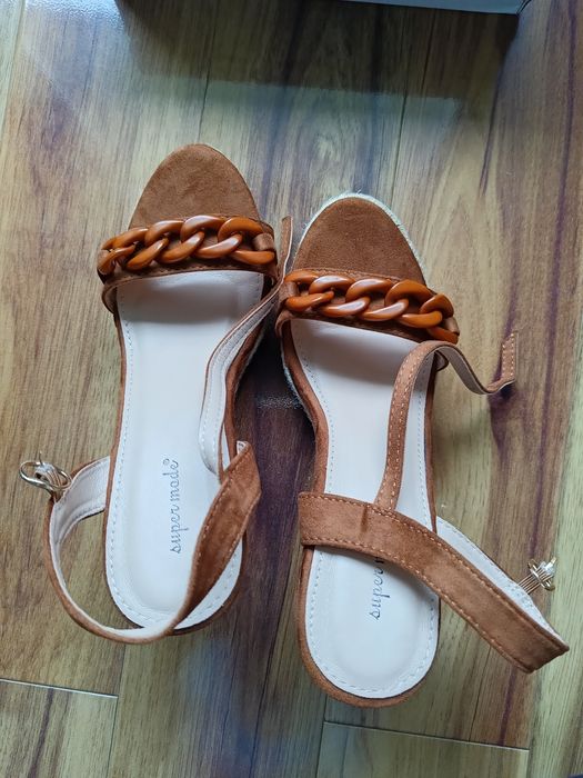 Buty na koturnie