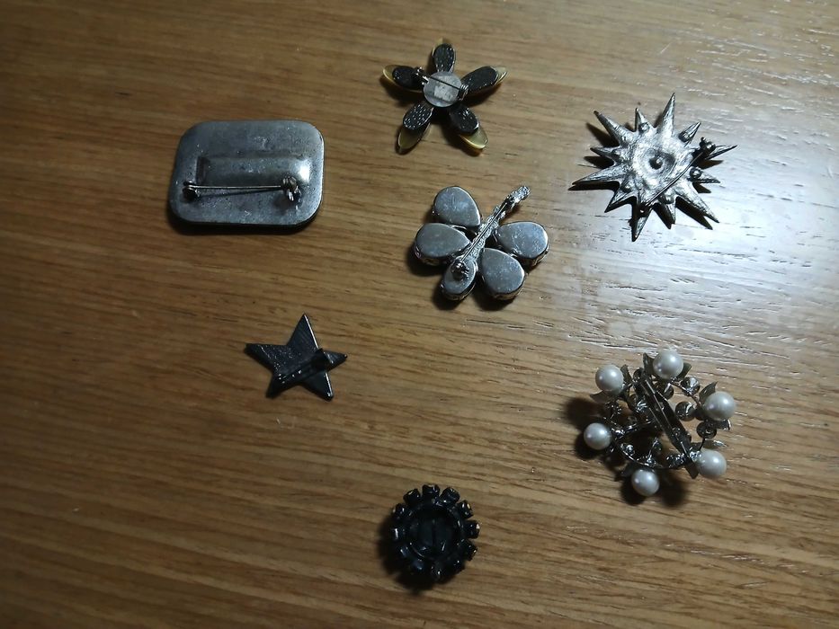 7 alfinetes de peito variados com fecho a funcionar (valor por todos)