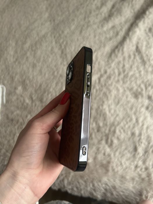 Чехол на iPhone 13