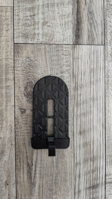 Підніжка драбина автомобільна з аварійним молотком