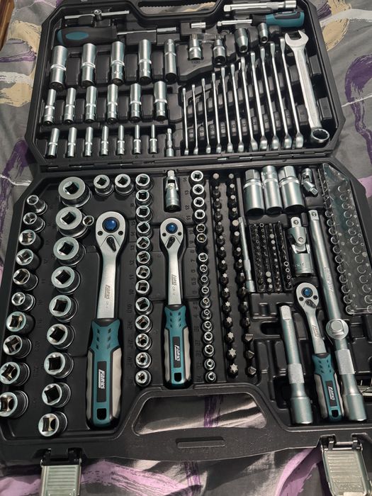 Zestaw kluczy nasadowych 219el