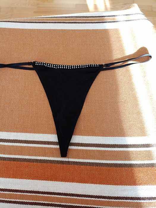 Piękne z kryształkami czarne stringi.