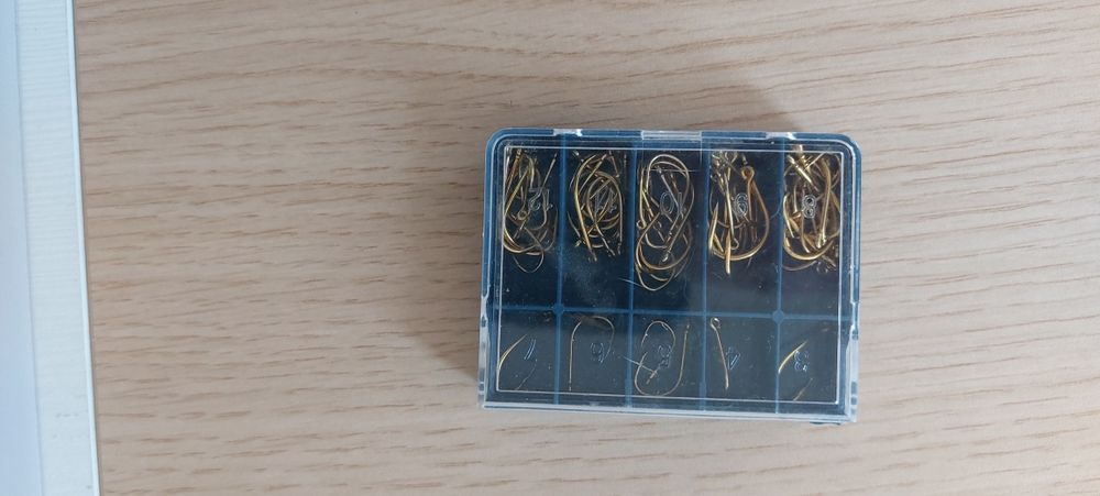 Pudełko haczyków wędkarskich