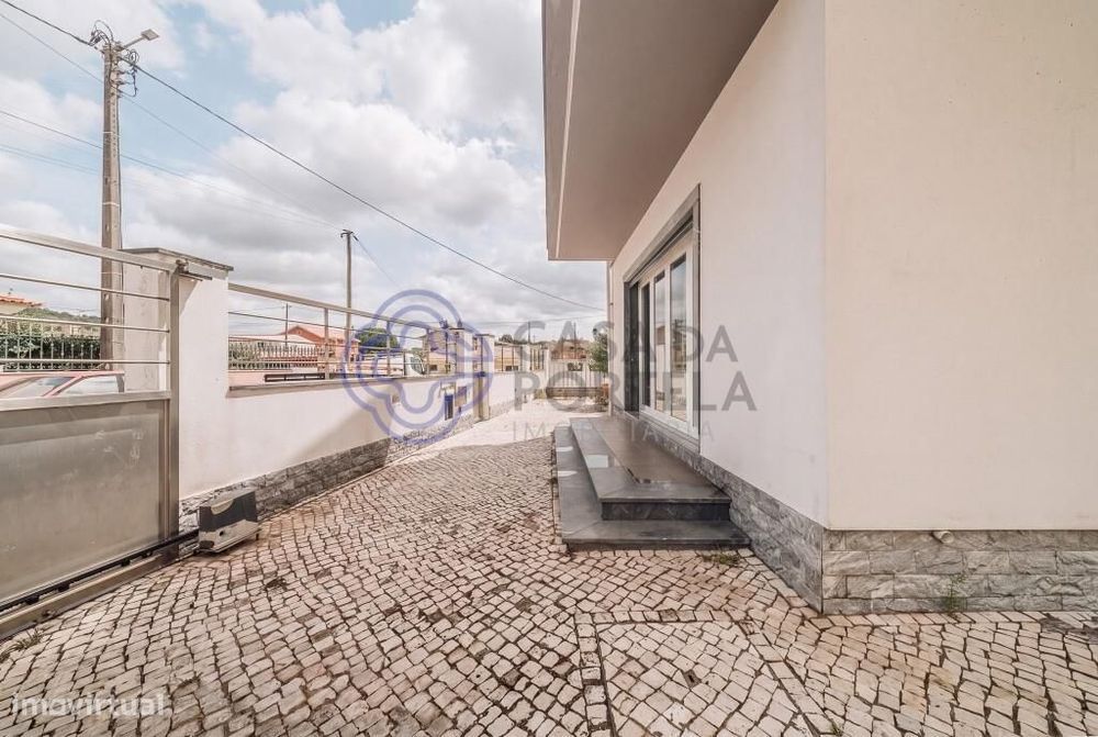 Moradia isolada T5 c/logradouro e garagem - Algueirão Mem Martins, Sin