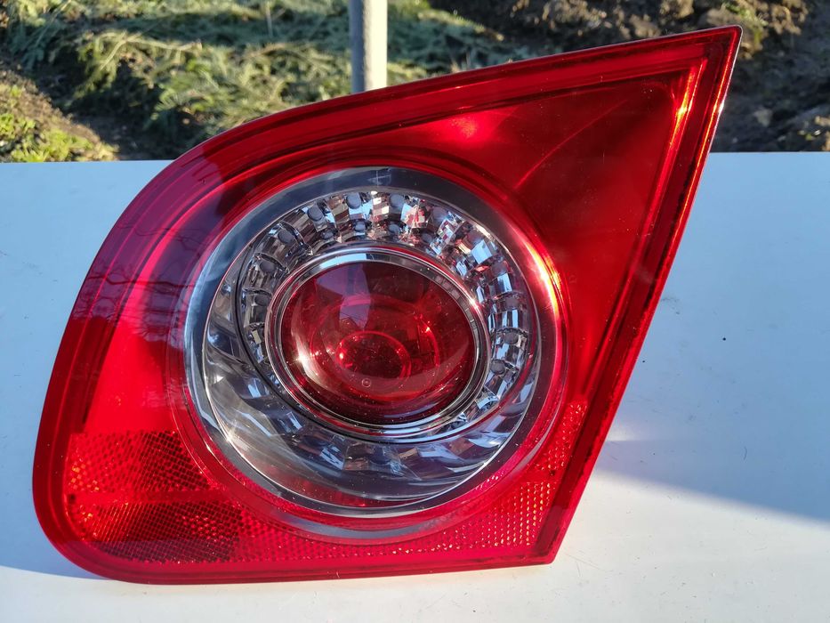 Фонарь кришки багажника правий vw b6 седан