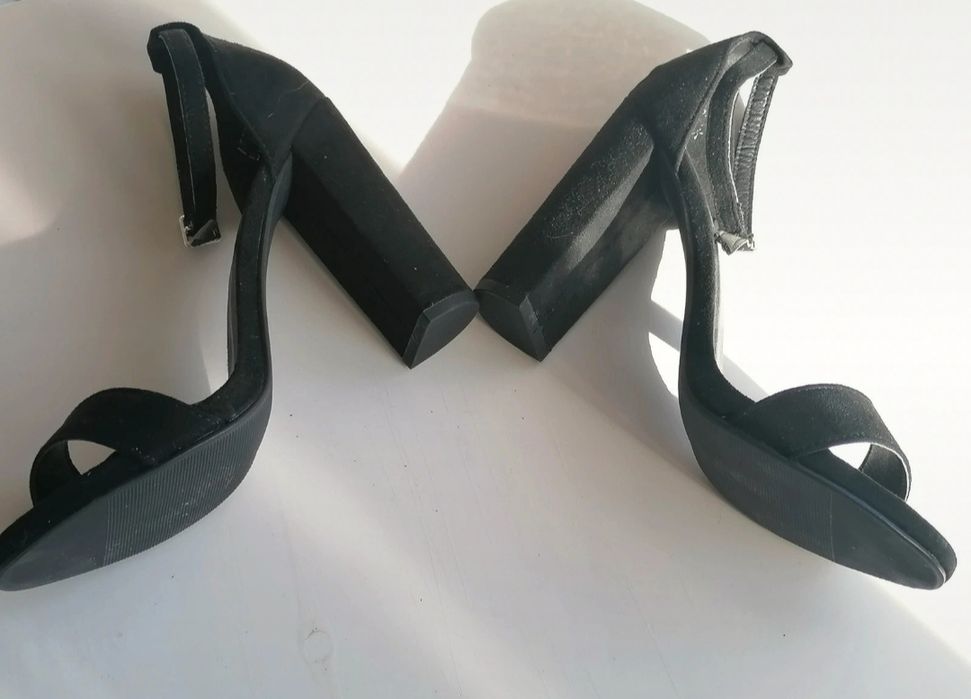 Czarne sandałki na obcasie