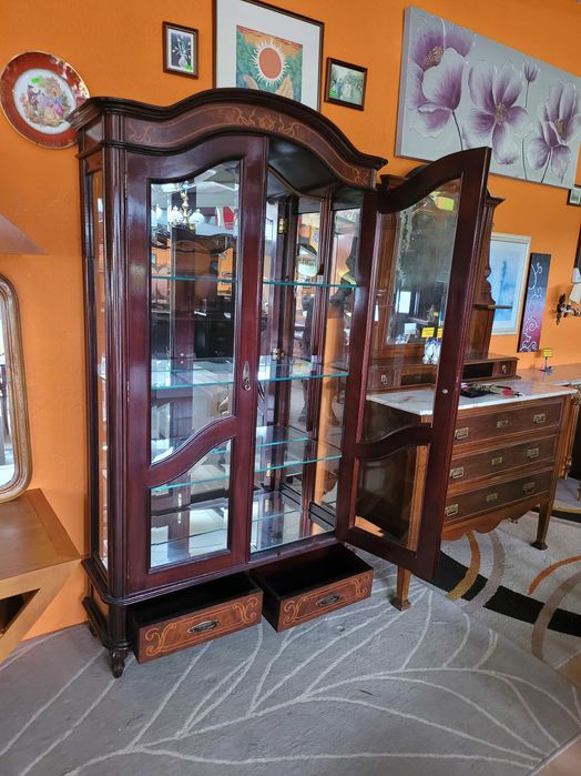 Cristaleira em madeira com fundo em espelho e prateleiras em vidro