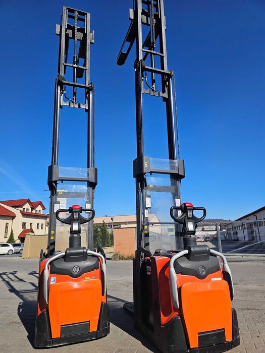 Paleciak elektryczny wózek widłowy BT SPE140L triplex unoszenie 4,8m