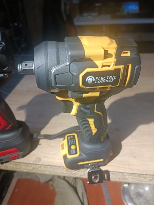 Аккумуляторный ударный гайковёрт