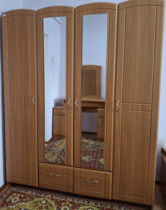 Продам набір меблів. Шафа, дві тумби приліжкові, трюмо.