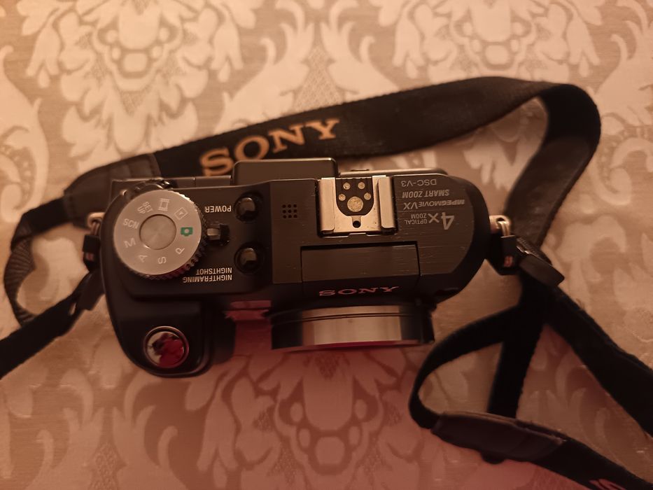 Máquina fotográfica digital Sony 4 x optical zoom