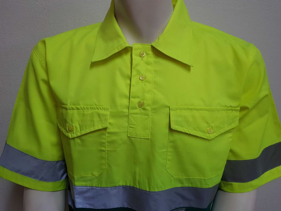 Polo em sarja amarelo c/ verde, com faixas refletoras.