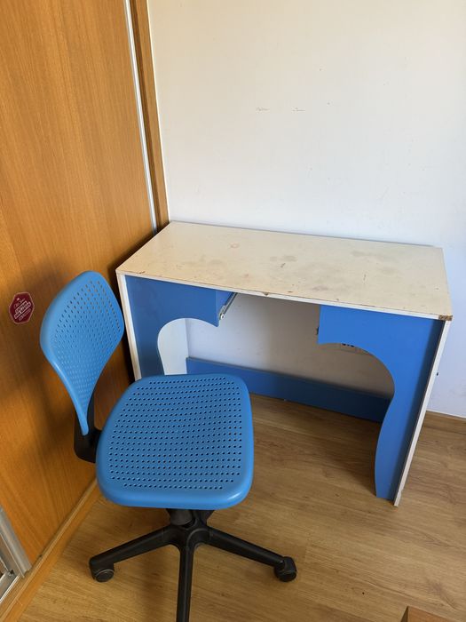 Mesa e cadeira azul