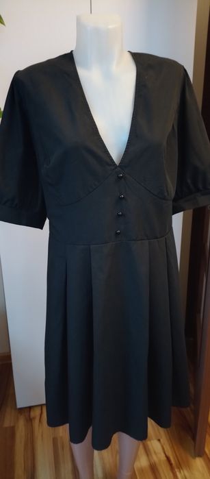 Czarna sukienka z krótkim rękawem odcinana w pasie rozmiar 4 XL