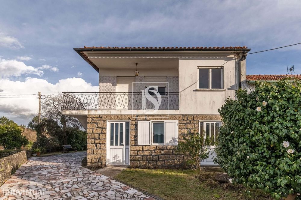 Moradia T4 em Alvarães