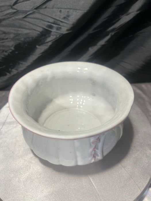 Ceramiczny kwietnik nocnik – dekoracja kwiatowa – styl klasyczny