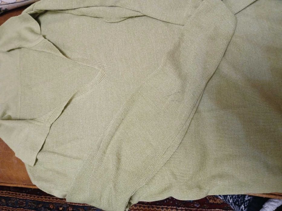 camisola de lã, verde azeitona claro.