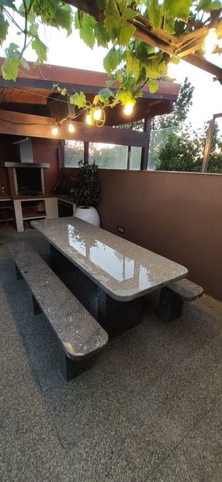 Mesa em granito amarelo ou cinza