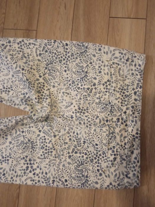 Spodnie damskie białe w niebieski wzór. 42/44